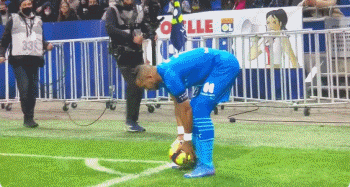 邮报：红军vs毕包前安菲尔德主看台发生误报，球迷被暂时疏散