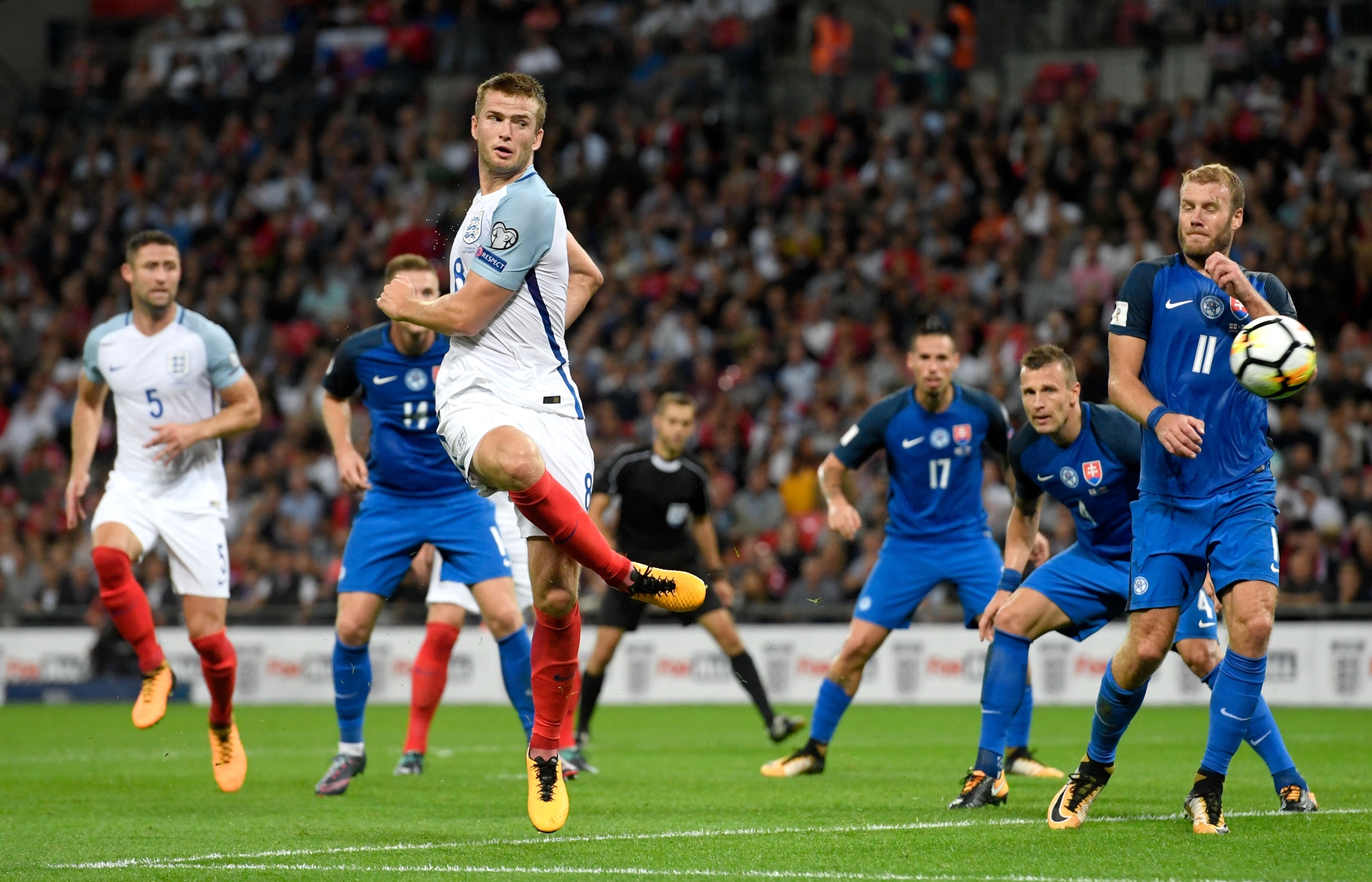 英超战报：沃特金斯、范黑克均双响，布莱顿3-4阿斯顿维拉