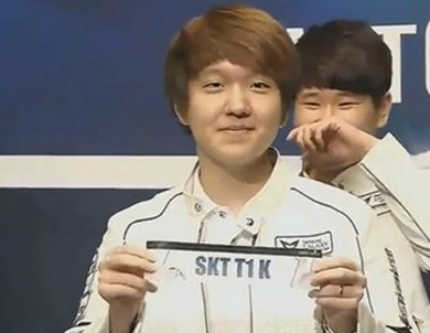 LPL 精彩瞬间： Flandre Sett悠闲地偷走了 Dragon 一拳！